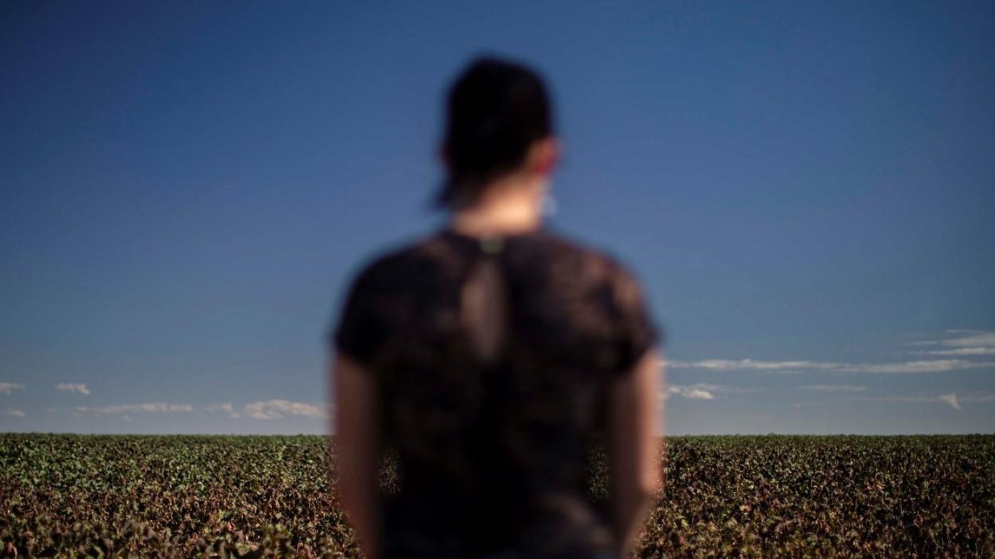 Carina, uma estudante adulta de uma escola no município de Primavera do Leste, Mato Grosso, observa uma plantação de algodão. Carina sofreu uma intoxicação aguda quando frequentava a escola em 2017: “Eu comecei a vomitar várias vezes, até que vomitei tudo