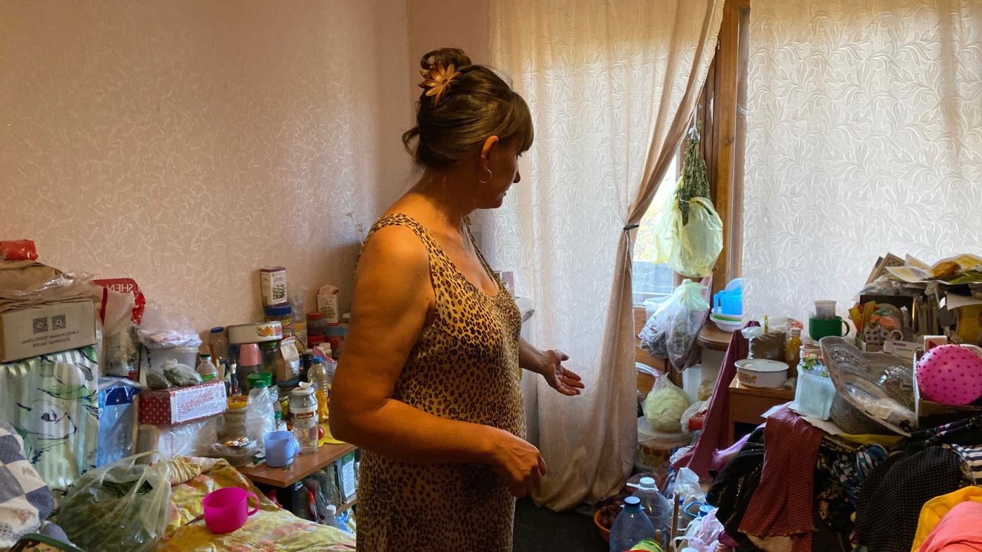 Алла, 60 років, у своїй кімнаті, в якій вона живе з майже незрячою 36-річною донькою Любою та 18-річною онукою із ДЦП. 