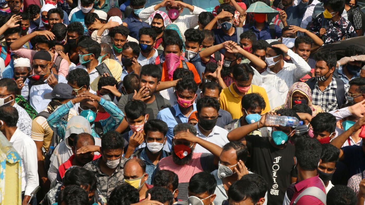 Factory workers wearing protective masks return to Dhaka from northern and southern districts in Bangladesh amid the government’s shutdown in response to the coronavirus pandemic, April 4, 2020.