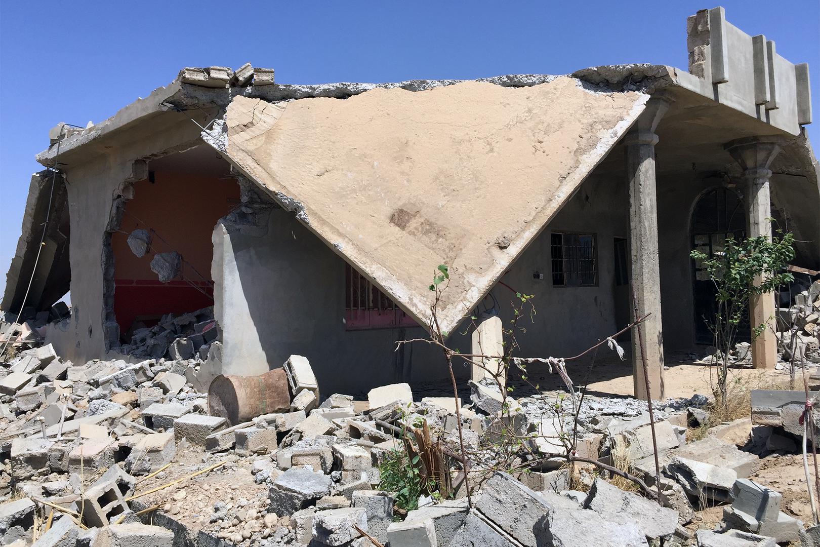 منزل مُهدّم باستخدام جرافة في قره تبه، مايو/أيار 2016. 