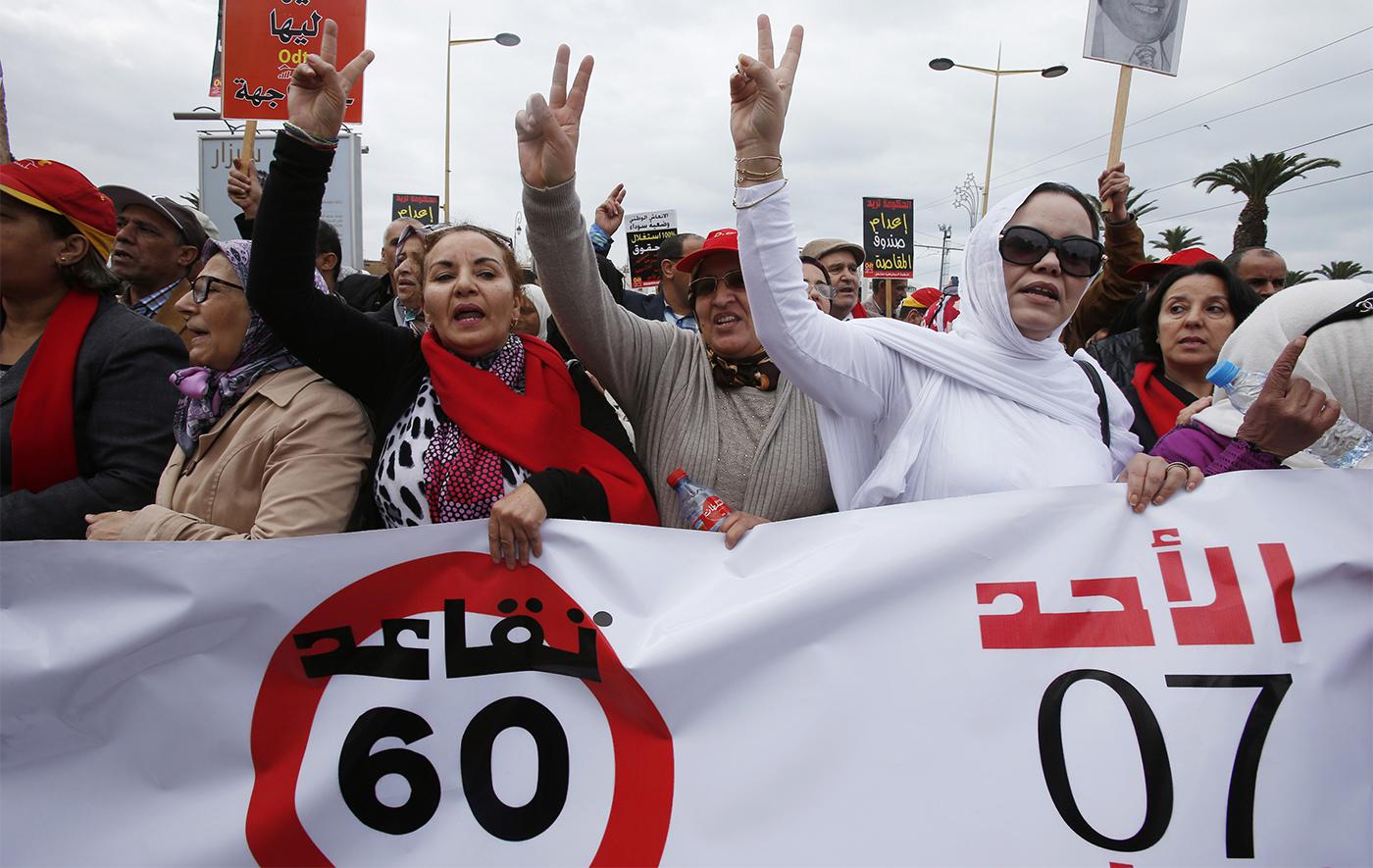 Manifestantes participan en una protesta convocada por la Organización Democrática del Trabajo (ODT) con el fin de buscar mejoras a las condiciones de trabajo y retiramiento en Rabat, el 7 de febrero de 2016. El cartel dice: 