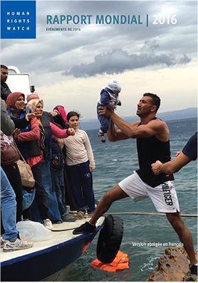 Des demandeurs d'asile et des migrants descendent d'un bateau de pêche les ayant transportés de la Turquie vers l'île grecque de Lesbos, le 11 octobre 2015.