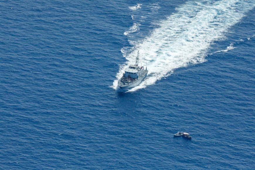Das Patrouillenboot Ras Jadir der sog. libyschen Küstenwache fängt am 30. Juli 2021 ein Holzboot im Mittelmeer ab.