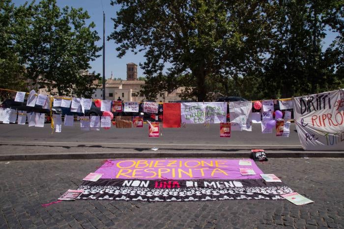 Striscioni e poster di un sit-in di attiviste Pro-Choice, organizzato dalla Rete Italiana Contraccezione Aborto, presso il Ministero della Saluta a Roma il 2 luglio 2020. Le attiviste e le organizzazioni hanno chiesto una contraccezione gratuita e accessibile e la garanzia dell&rsquo;accesso all&rsquo;aborto. 