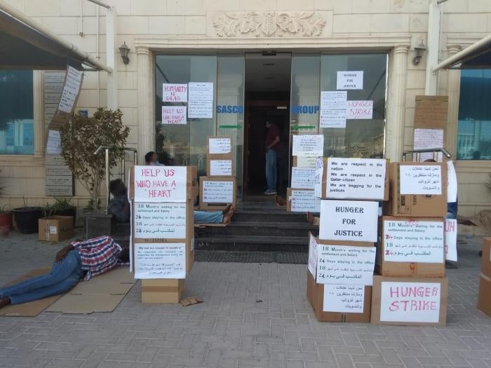 قطر الإجراءات بشأن انتهاكات الأجور ت ظل م العمال Human Rights Watch