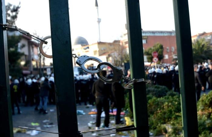 During student protests against President Erdoğan&rsquo;s appointment of a rector to Boğazi&ccedil;i University, police used handcuffs to keep the campus gate shut in Istanbul, Turkey, January 4, 2021