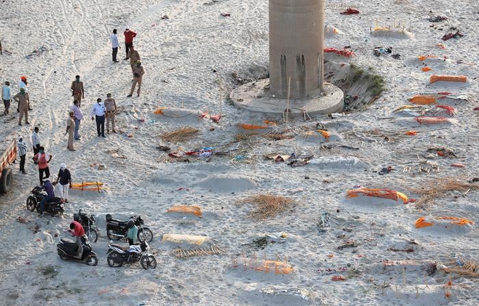 Abandoned Corpses In Rural India Indicate Surge In Covid 19 Deaths Human Rights Watch It's regarded as one of india's most sacred sites, but the ganges river is making headlines for macabre reasons after 100 corpses were found in its waters. abandoned corpses in rural india