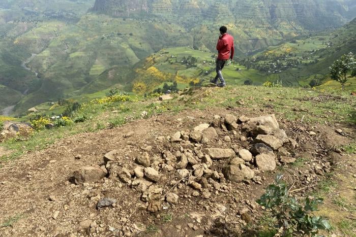 The shallow grave of an unidentified person killed during fighting in the village of Chenna, in the Amhara region of Ethiopia. Residents said it was dug in early September 2021 after Tigrayan fighters left the area. © 2021 Tom Gardner/The Economist