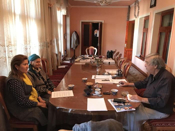 Kuttiqiz Balkhibaeva, wife of detained journalist Bobomurod Abdullaev, and Gavkharjon Madaminova, Abdullaev&rsquo;s mother meet with human rights defender Surat Ikramov in Tashkent, November 2017. 