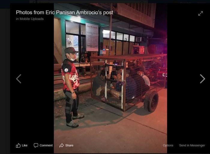 Screenshot dôstojníka s piatimi mladými ľuďmi uzamknutými vo vnútri klietky pre psov po tom, čo 20. marca 2020 v provincii Laguna na Filipínach porušil zákaz vychádzania. © 2020 Facebook