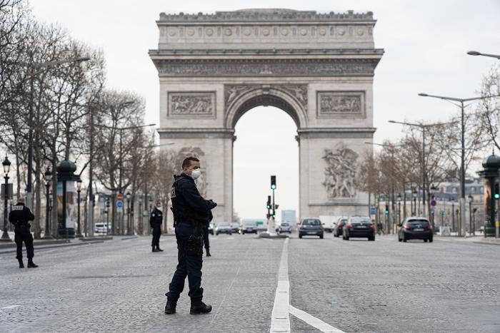 ​دورية للشرطة الفرنسية قرب "قوس النصر" في أول يوم من منع الخروج من المنازل بسبب تفشي فيروس "كورونا" الجديد، باريس، فرنسا، 17 مارس/آذار 2020. 