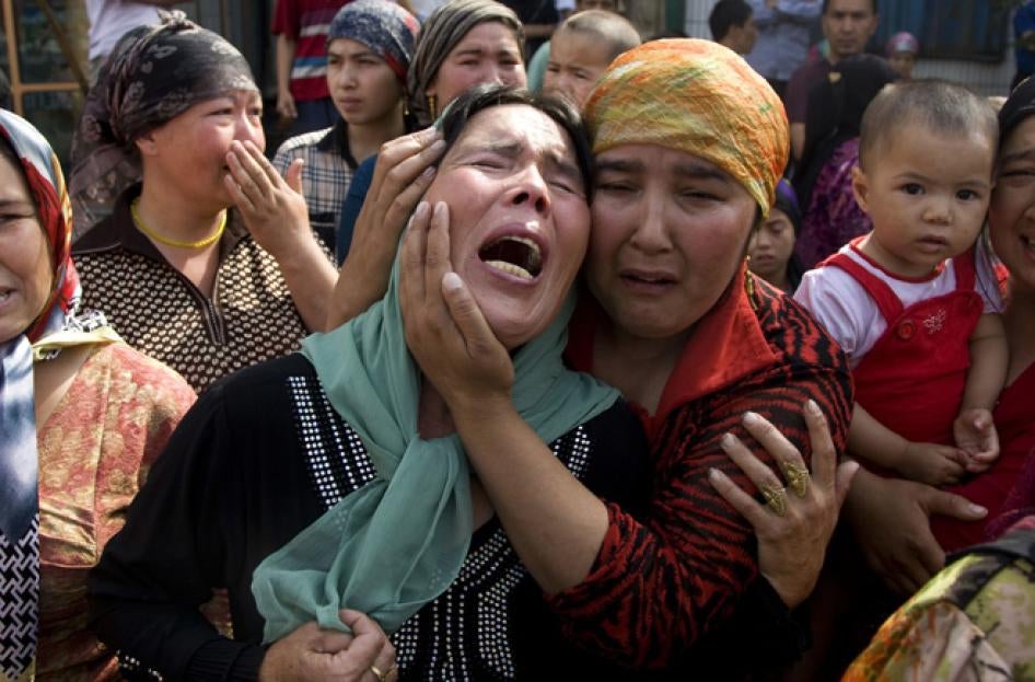 一群维吾尔族妇女泣诉家中男性因参加2009年7月5－7日在乌鲁木齐的抗议活动后被中国当局抓走，中国，2009年7月7日。