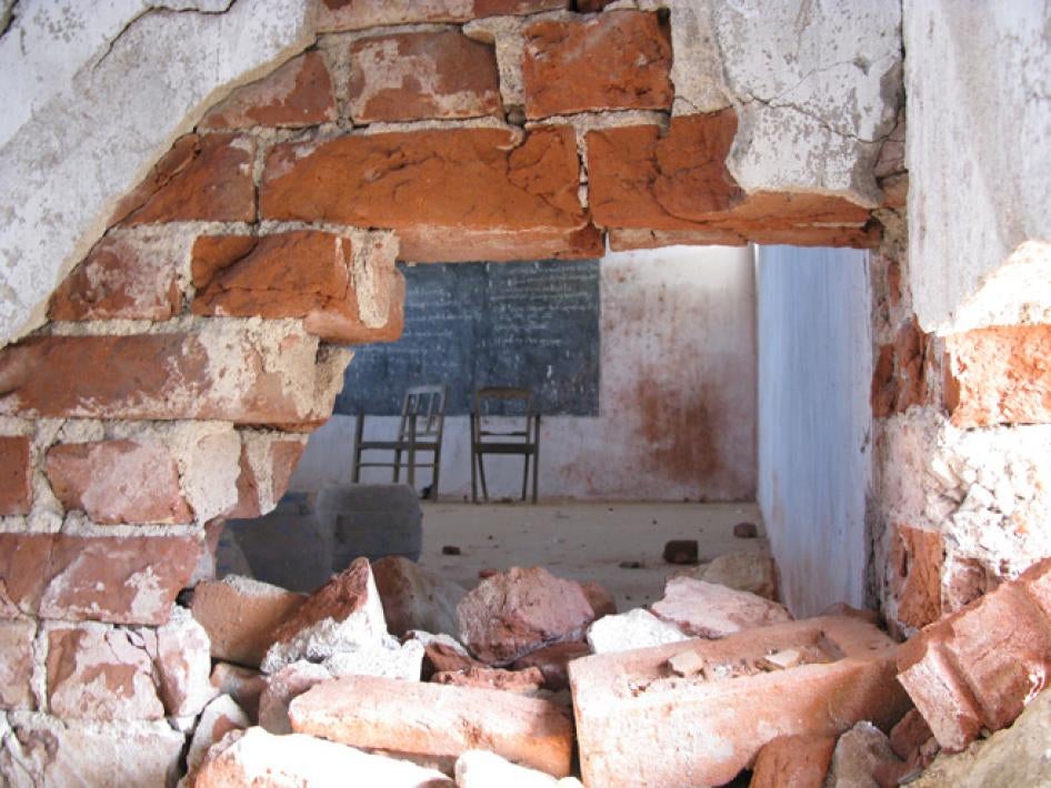 Des combattants naxalites ont fait exploser deux bombes au lycée Belhara, dans la région de Jharkhand en Inde, dans la soirée du 9 avril 2009. Une bombe a percé un trou dans le mur reliant deux salles de classe à l'étage inférieur, et a endommagé le mur e