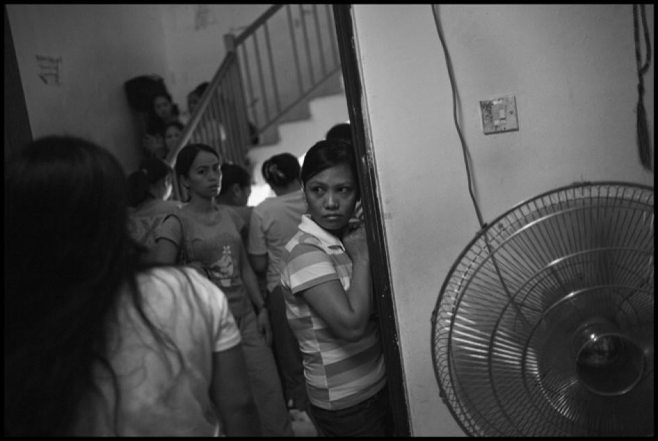移工们仍需耗费很长时间在大使馆提供的庇护所等候，包括图中这个菲律宾移工之家。从1992年起，科威特政府解决家务工人与雇主发生纠纷时的主要方式就是将劳工遣返本国。据劳工表示，他们通常被官方拘留数周或数月，从大使馆庇护所搬到警察局，再转到刑事侦查机构，最后送到收容所等待遣返。