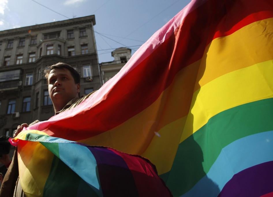 Активист, выступающий в защиту прав гомосексуалов, на гей-параде в центре Москвы, 27 мая 2012 г.