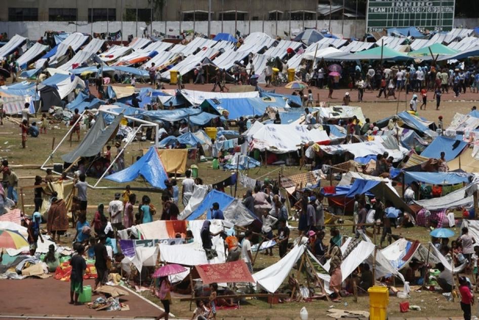 Evacuees displaced during fighting between government soldiers and the Moro National Liberation Front (MNLF) stay in makeshift shelters in Zamboanga City on September 20, 2013.