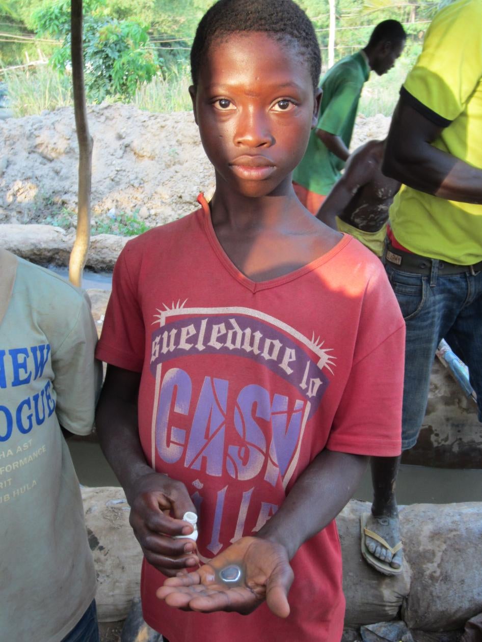 Un jeune garçon ghanéen âgé de 12 ans, qui travaille dans l’orpaillage, montre du mercure – une substance hautement toxique - qu'il utilise pour séparer l’or du minerai.