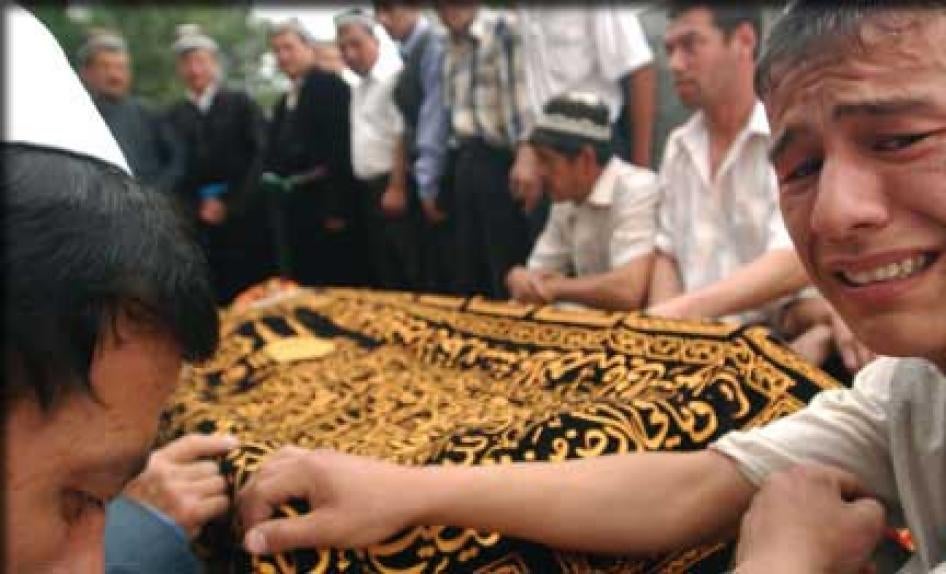 Ein Mann trauert bei der Beerdigung seines Bruders, welcher während der Ereignisse von Andijan umgebracht wurde.