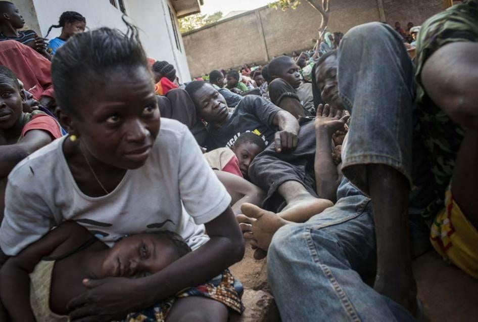 Une habitante de Bossangoa, dans l'ouest de la République centrafricaine, et d'autres villageois ayant trouvé refuge dans un camp de la Force multinationale de l'Afrique centrale (FOMAC), après avoir fui une attaque menée par des forces anti-balaka contre