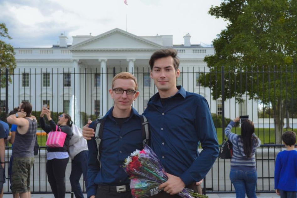 Андрей с супругом Игорем перед Белым домом в Вашингтоне после заключения брака. © 2014 Michael Knaapen