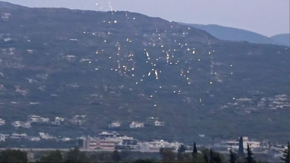 2.	Cohetes incendiarios caen sobre tierras de cultivo a las afueras de una ciudad en el oeste de Idlib, Siria, el 30 de julio de 2018.