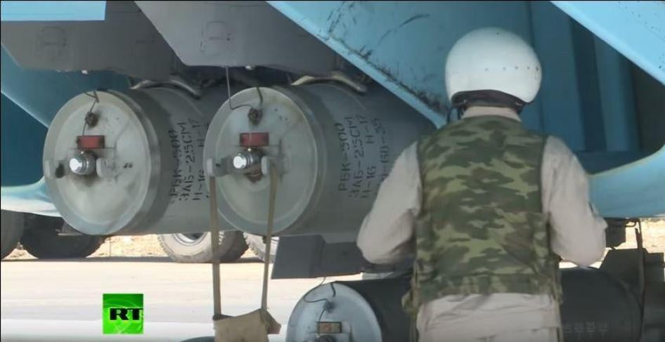 Imágenes que muestran lo que los expertos en armas de Human Rights Watch identificaron como bombas incendiarias RBK-500 ZAB-2.5SM instaladas en un avión de ataque ruso en una base aérea rusa en Siria, el 18 de junio de 2016.