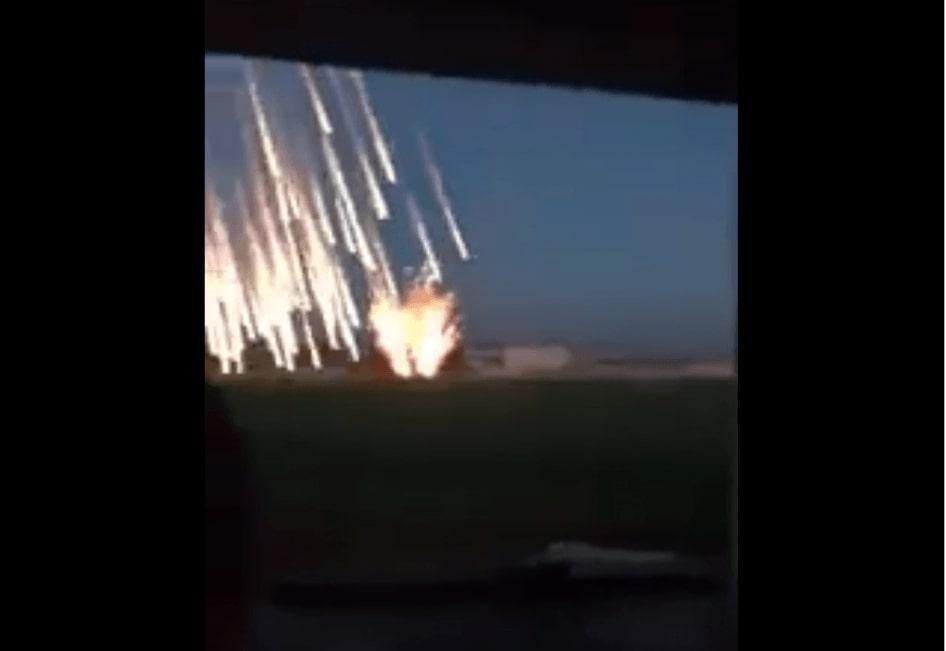 Captura de pantalla de un video grabado en abril de 2017 en Saraqeb, al noroeste de Siria, donde se observan los senderos brillantes que dejaron a su paso las armas incendiarias.