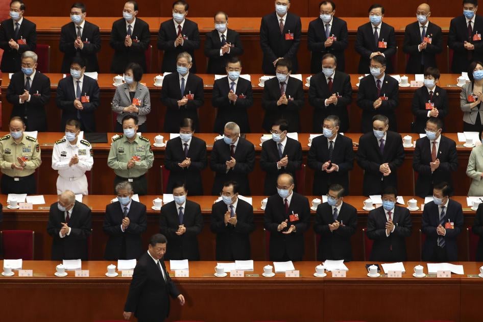中国全国人民代表大会开幕式，与会者鼓掌欢迎国家主席习近平入场，中国北京人民大会堂，2020年5月22日。