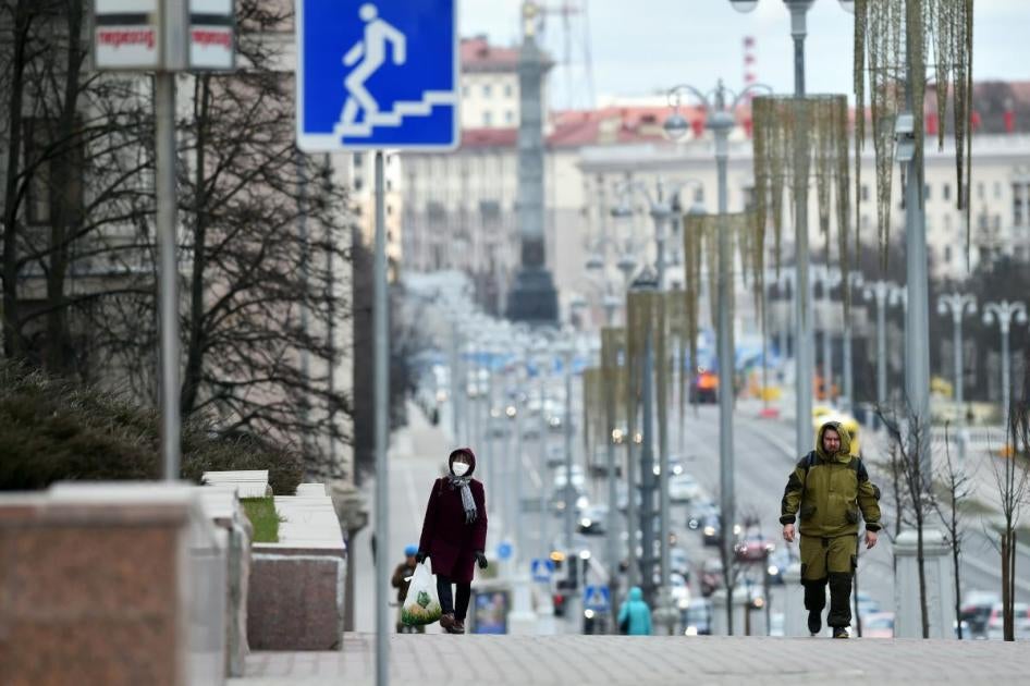 Почти пустая Октябрьская улица в Минске, Беларусь на фоне мер предосторожности против пандемии коронавируса (Covid-19) 05 апреля 2020 года.