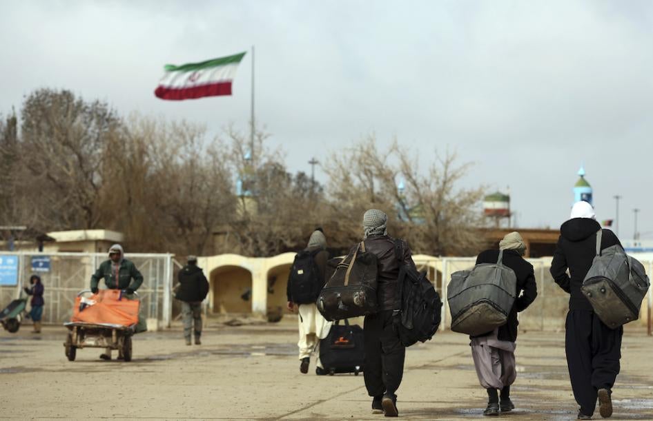 أفغان يعودون إلى أفغانستان عبر معبر إسلام قلعة على الحدود مع إيران، في ولاية هرات الغربية، 20 فبراير/شباط 2019. © 2019 أسوشيتد برس/رحمت غول