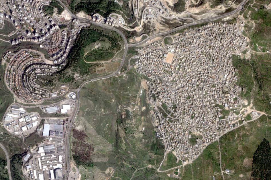 עין מאהל, כפר פלסטיני בצפון ישראל, לצד שכונה בעיר נוף הגליל (לשעבר נצרת עילית), שכשלושה רבעים מאוכלוסייתה יהודית וכרבע, פלסטינית. תצלום לוויין מה-15 באוקטובר 2020. 