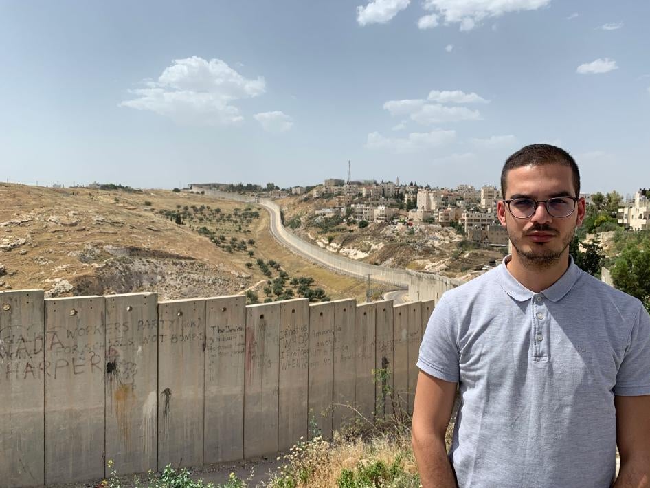ليث أبو زياد، مسؤول الحملات لدى "العفو الدولية" أمام الجدار الفاصل الإسرائيلي في القدس. 
