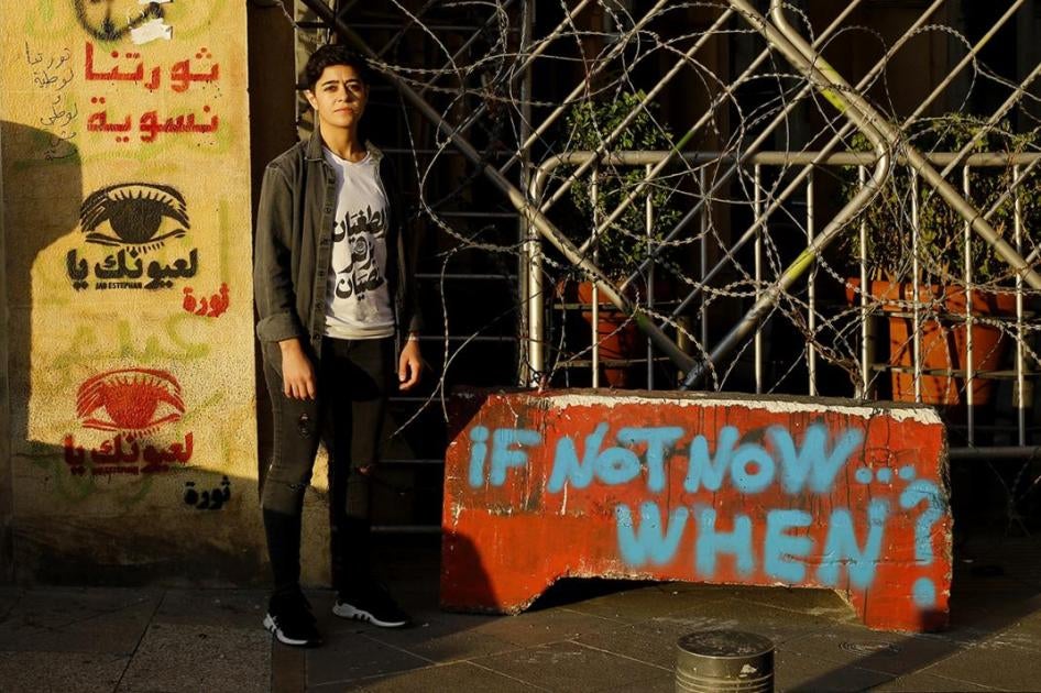 رنا (32 عاما)، تقف في ساحة رياض الصلح، أحد مواقع التظاهرات الرئيسية في وسط مدينة بيروت.  22 ديسمبر/كانون الأول 2019. 