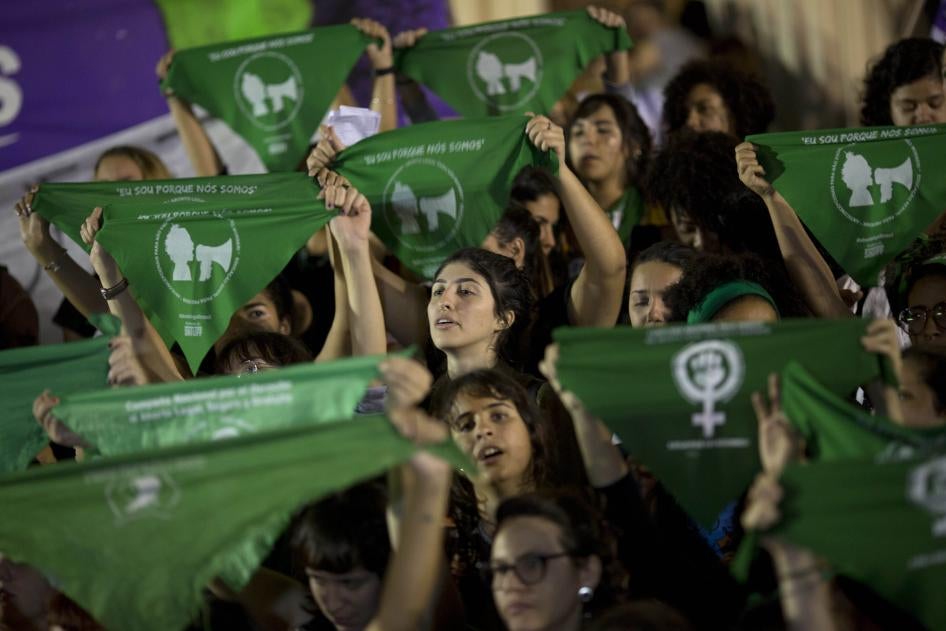 Manifestantes a favor de la legalización del aborto en Río de Janeiro, Brasil, el 8 de agosto de 2018. © 2018 AP Photo/Silvia Izquierdo 