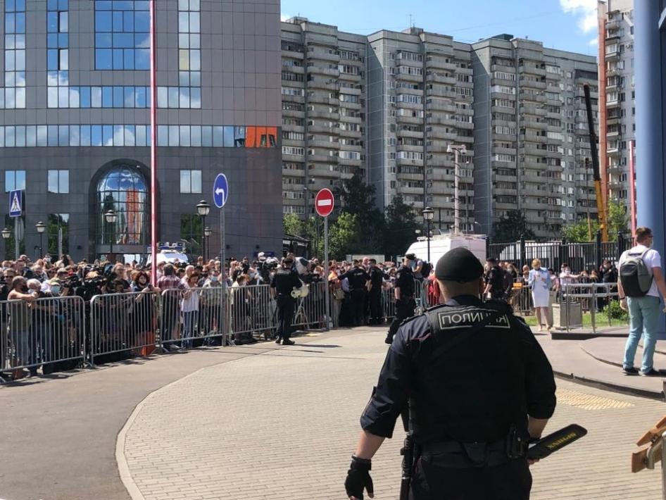 Люди в ожидании вердикта по делу Серебренникова около Мещанского районного суда в Москве.