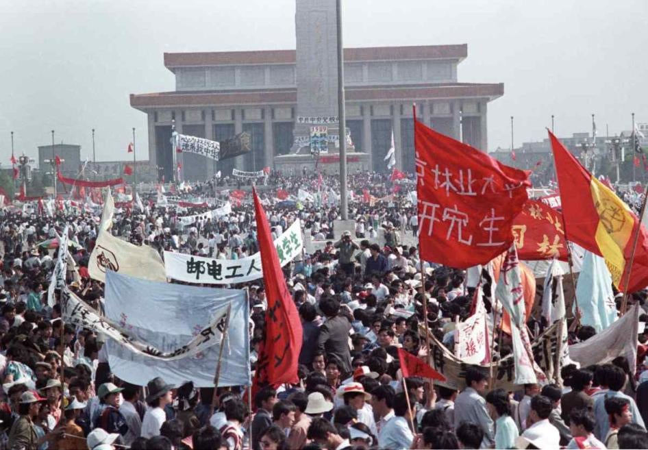 People fill Tiananmen Square in front of the Mausoleum of late Chinese chairman Mao Zedong and the Monument to the People's Heroes in Beijing, on May 17, 1989.
