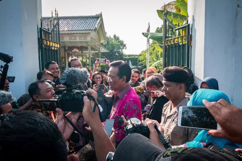 Gubernur Yogyakarta Sri Sultan Hamengkubuwono X berbicara kepada para wartawan setelah memberikan suaranya di sebuah tempat pemungutan suara di Yogyakarta, pada 17 April 2019.