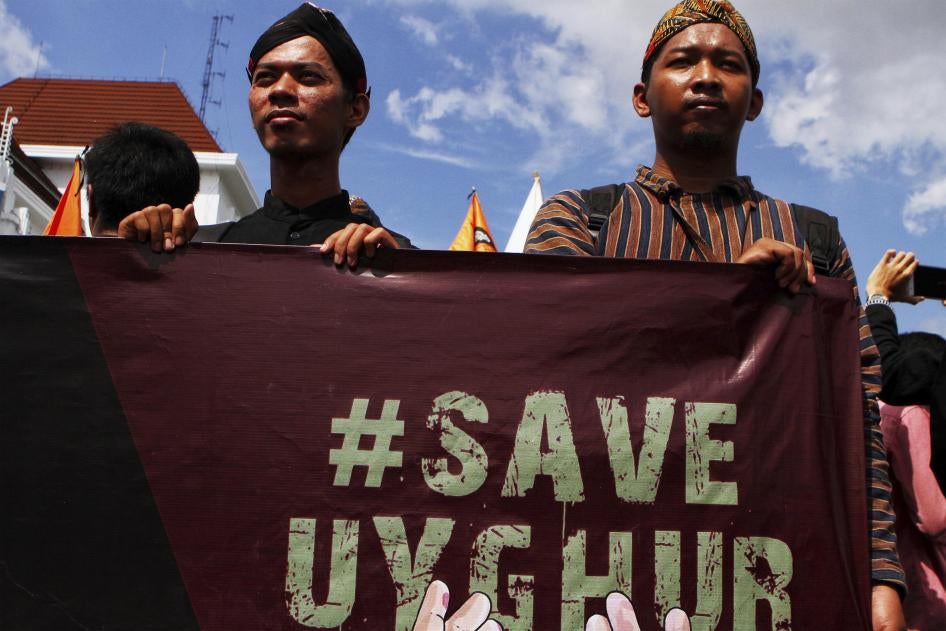 Aktivis muslim memegang poster #SaveUyghur saat berdemonstrasi di Yogyakarta, pada 21 Desember 2019. © 2019 Devi Rahman / INA Photo Agency / Sipa USA