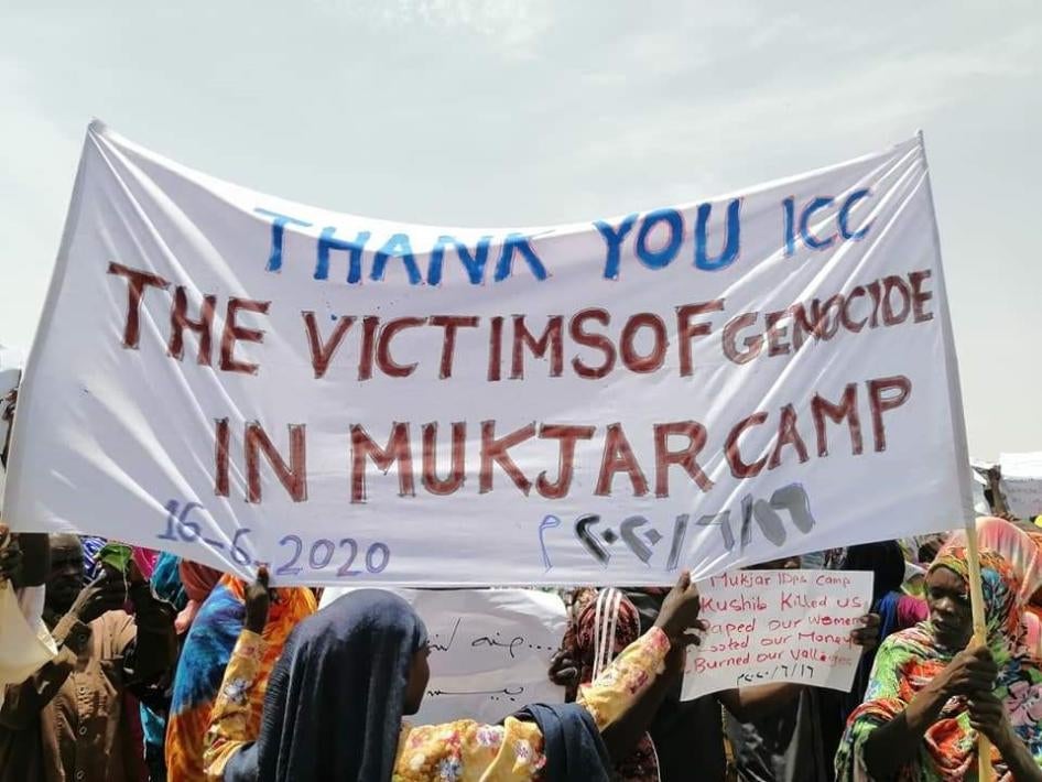 Des personnes déplacées vivant dans le camp d’Ardamata à El-Geneina, capitale du Darfour-Occidental au Soudan, accueillaient avec joie, le 16 juin, 2020, l’annonce que la Cour pénale internationale avait engagé des poursuites contre le chef de milice janjaouid Ali Kushayb. Certains résidents du camp avaient précédemment été installés dans le camp de Mukjar.