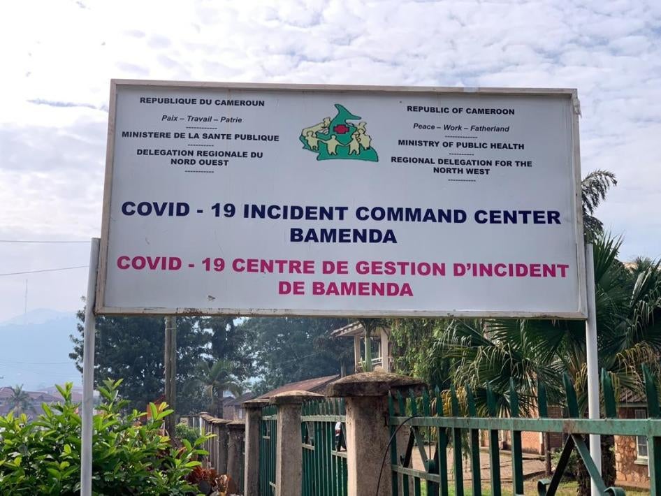 Un panneau situé à l’entrée du Centre de gestion d’incident de Covid-19 à Bamenda, dans la région du Nord-Ouest au Cameroun, en juin 2020.