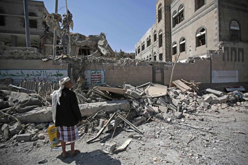 Un homme contemple les décombres d’un bâtiment en grande partie détruit lors d’une frappe aérienne meurtrière menée à Sanaa, au Yémen, le 7 mai 2018.