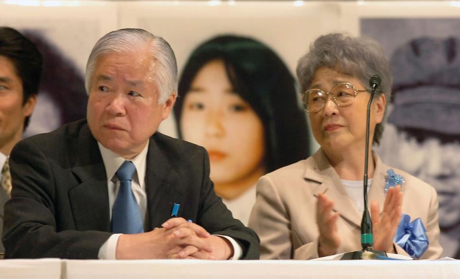 An April, 2005 photo shows Shigeru Yokota and his wife Sakie at a meeting in Tokyo to demand North Korean abductees' return.