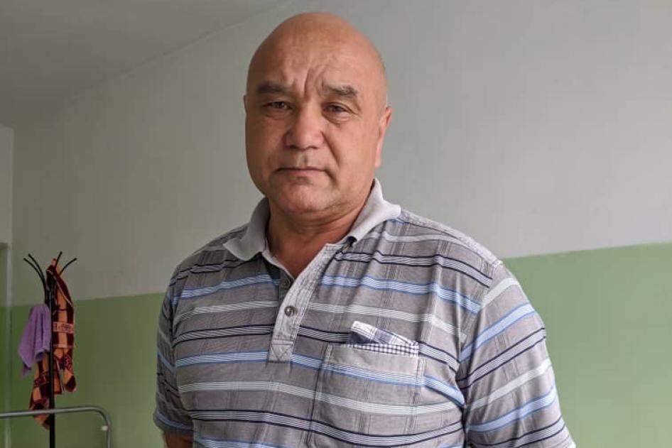 На фото Камиль Рузиев в больнице, где он проходил лечение повышенного давления после двух дней, проведенных в изоляторе временного содержания.