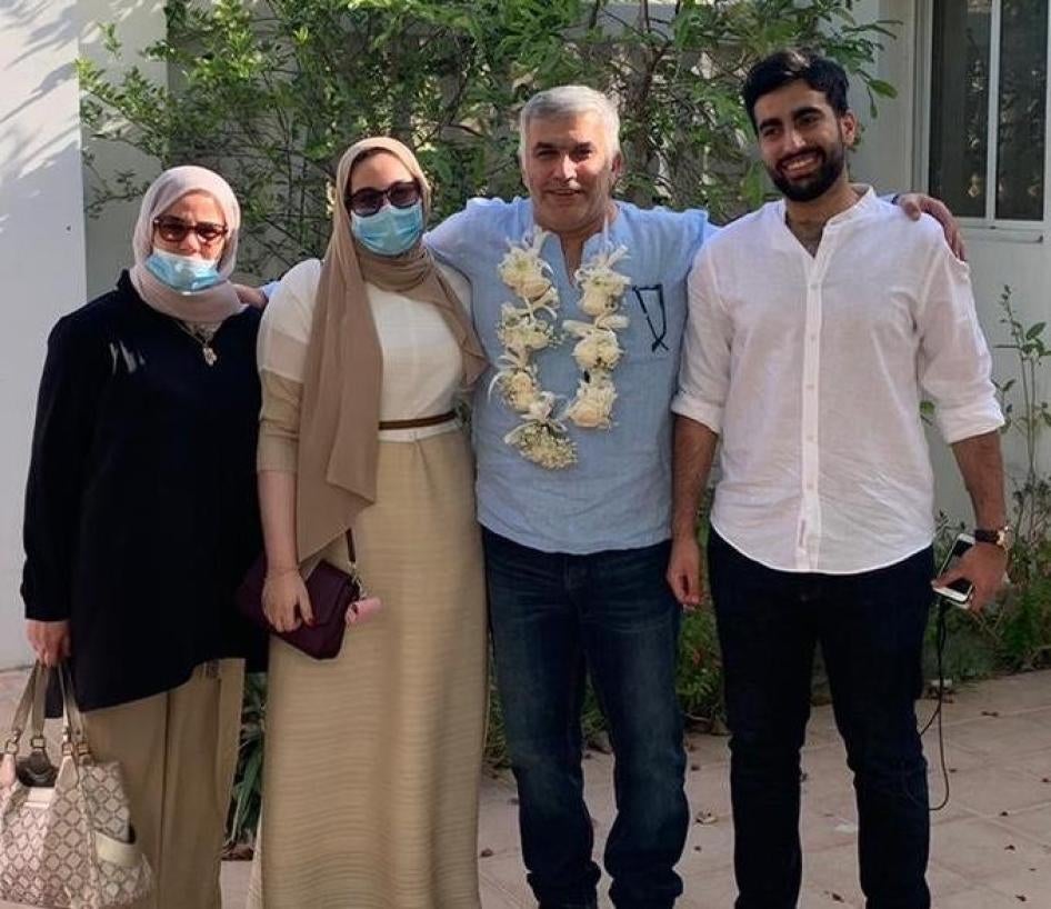 L’activiste bahreïnien Nabeel Rajab avec des membres de sa famille, peu après sa libération de prison en juin 2020. 