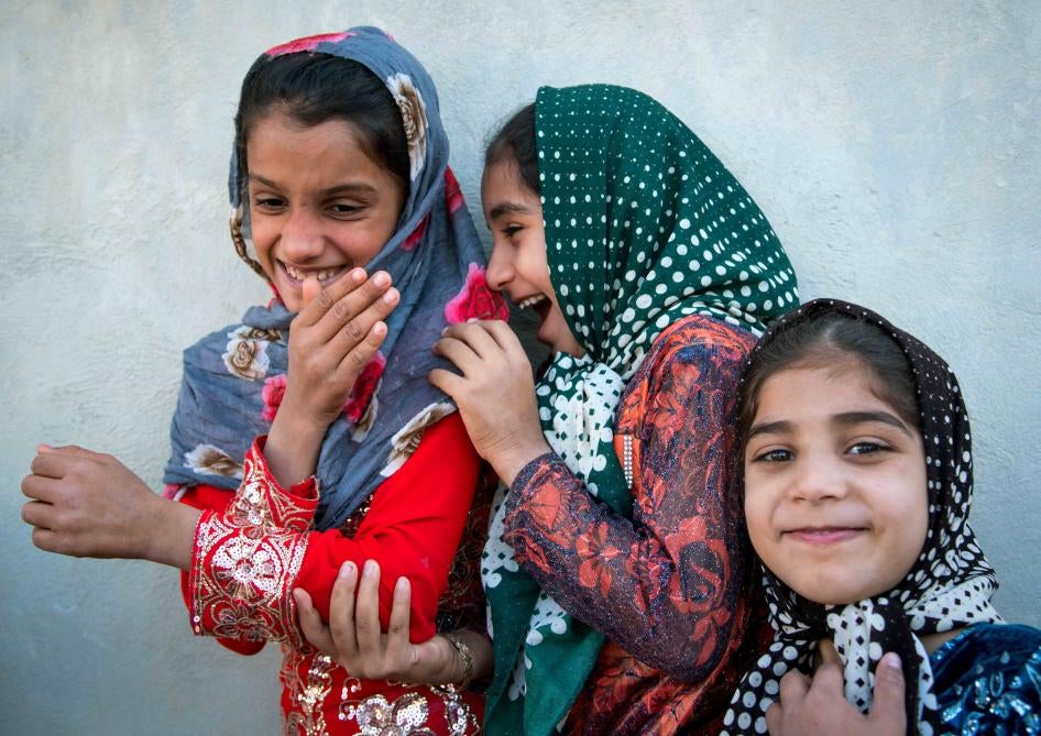 Trois jeunes filles iraniennes, photographiées à Salakh, un village de la petite île de Qeshm qui est située dans le golfe Persique, au sud du pays. 