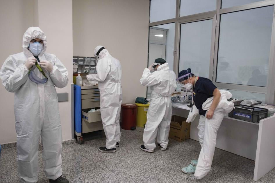 A team of doctors puts on protective suits before they meet a patient with suspected COVID-19, Istanbul May 2020. © 2020 Yasin Akgu/picture-alliance/dpa/AP Images