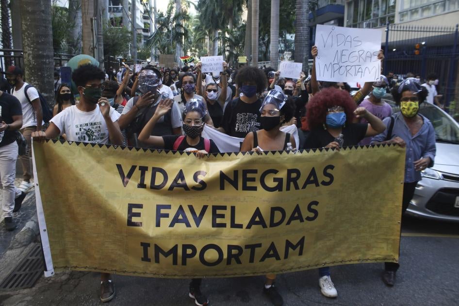 Manifestantes durante protesto contra a violência policial em frente ao Palácio do Guanabara, residência oficial do governador do Rio de Janeiro, em 31 de maio de 2020. 