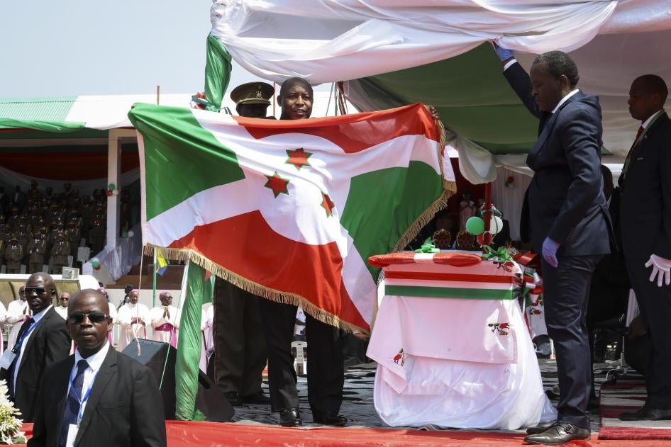 Le président burundais Evariste Ndayishimiye brandit le drapeau national après son investiture à Gitega, au Burundi, le 18 juin 2020.
