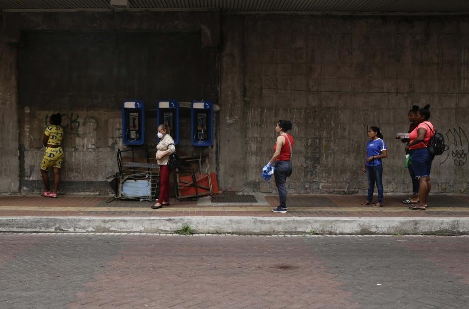 Mujeres practicando el distanciamiento social mientras esperan en la fila para ingresar a un supermercado, en un día que hombres deben permanecer en casa en la ciudad de Panamá el 3 de abril de 2020.
