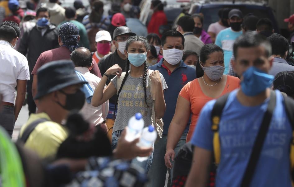 Personas con mascarillas caminan por el centro de Quito, Ecuador, en medio de la pandemia del nuevo coronavirus, el lunes 29 de junio de 2020.